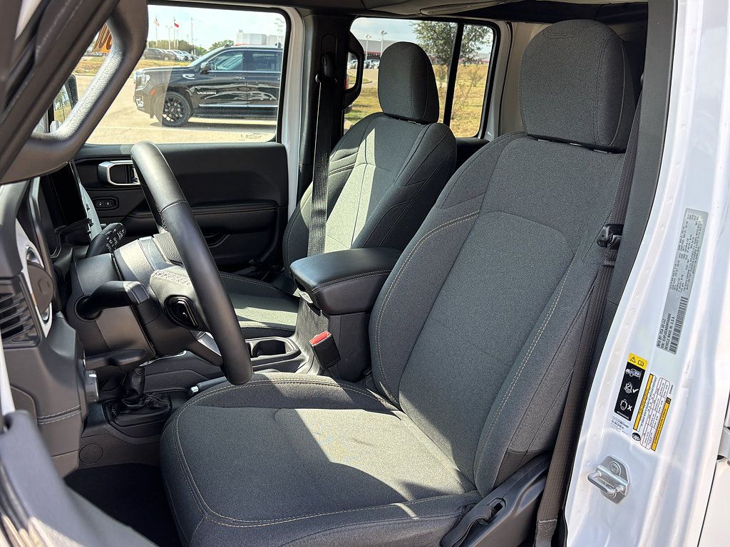 Used 2025 Jeep Wrangler Unlimited Sahara AWD/4WD image 11