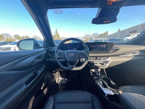Used 2025 Buick Envista Sport Touring image 33