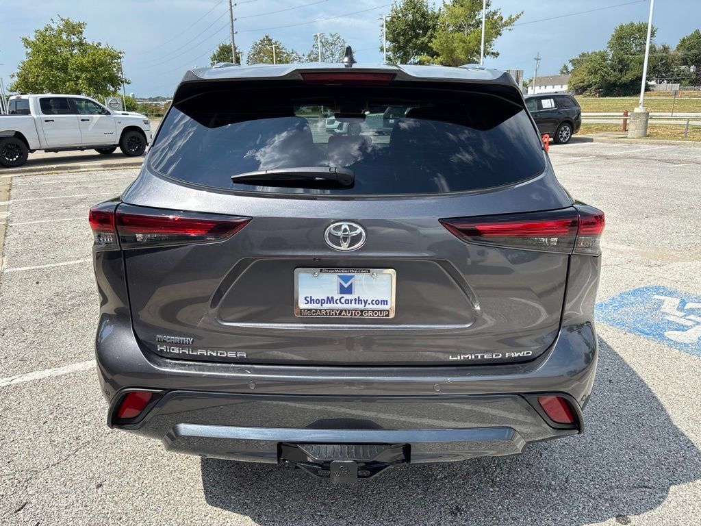 Used 2024 Toyota Highlander Limited AWD/4WD image 11