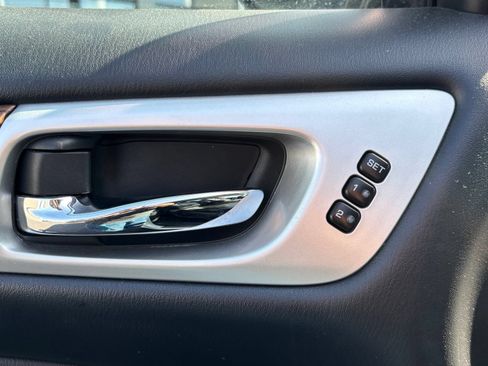 Used 2018 Nissan Pathfinder Platinum AWD/4WD image 12