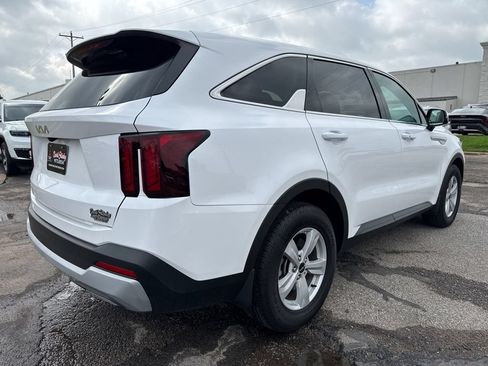 Used 2025 Kia Sorento LX FWD image 4