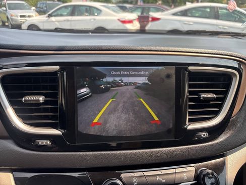 Used 2017 Chrysler Pacifica Touring-L FWD image 34