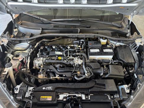 Used 2025 Toyota Corolla Cross LE image 31