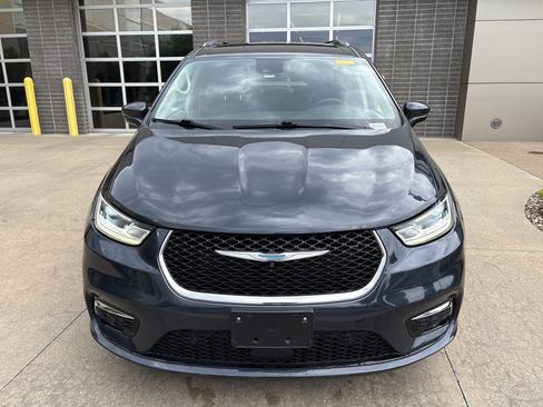 Used 2021 Chrysler Pacifica Touring-L FWD image 3