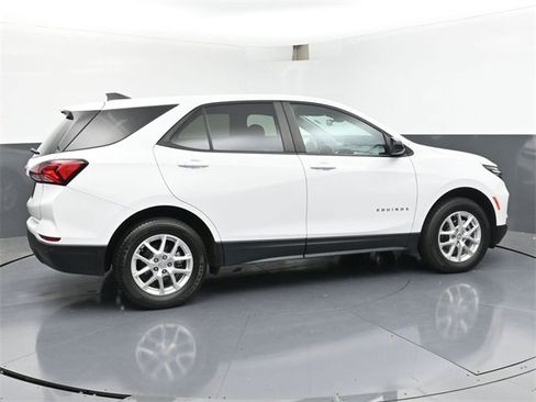 Used 2023 Chevrolet Equinox LS image 3
