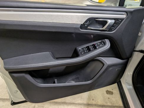 Used 2023 Porsche Macan image 17