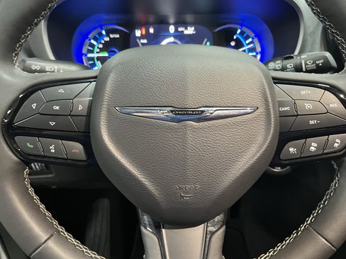 Used 2024 Chrysler Pacifica Select image 19