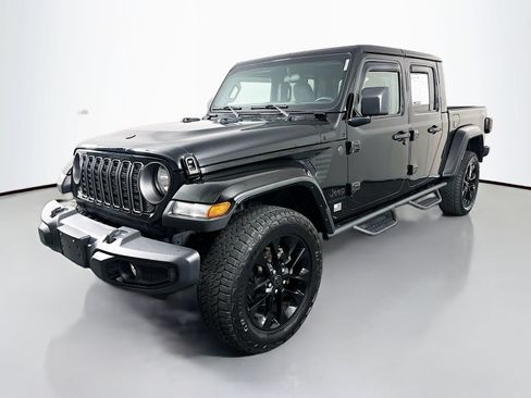 Used 2025 Jeep Gladiator Sport AWD/4WD image 3