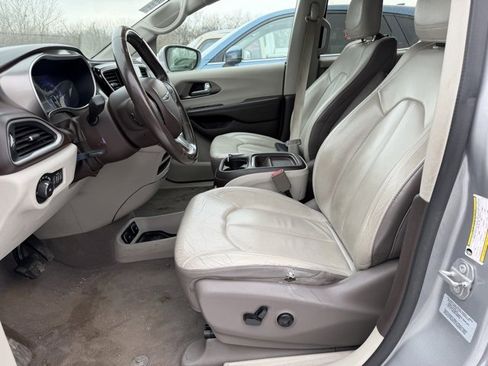 Used 2017 Chrysler Pacifica Touring-L image 10