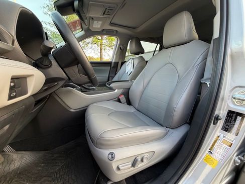 Used 2025 Toyota Highlander XLE image 5