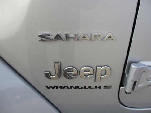 Used 2024 Jeep Wrangler Unlimited Sahara AWD/4WD image 11