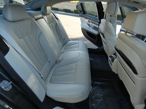 Used 2016 BMW 750i xDrive image 33