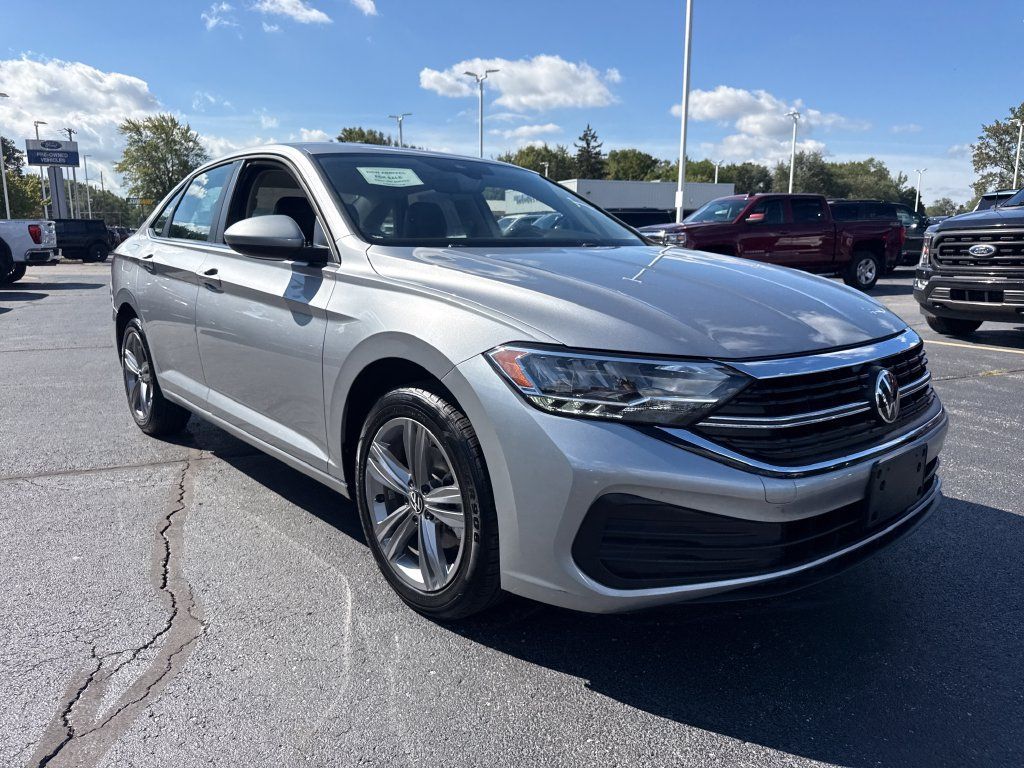 Used 2024 Volkswagen Jetta SE FWD image 4