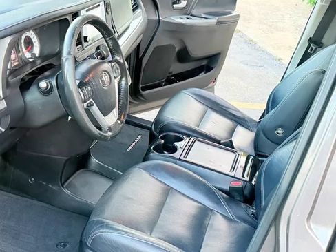 Used 2015 Toyota Sienna SE FWD image 16