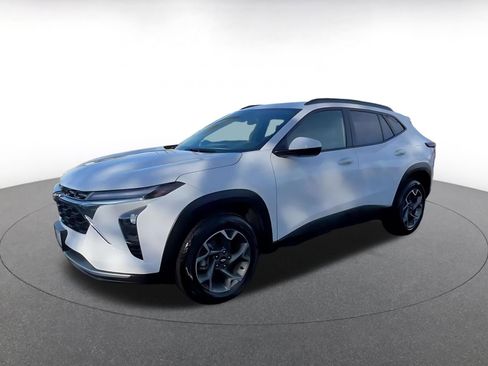 Used 2025 Chevrolet Trax LT w/ LT Convenience Package image 8