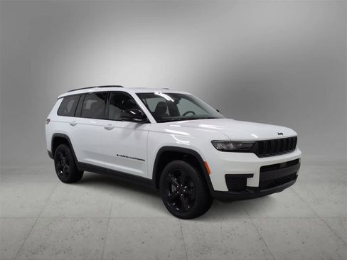 Certified 2024 Jeep Grand Cherokee L Altitude image 2