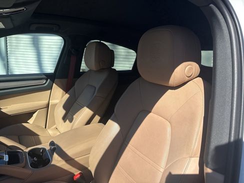 Certified 2023 Porsche Cayenne Platinum Edition image 9