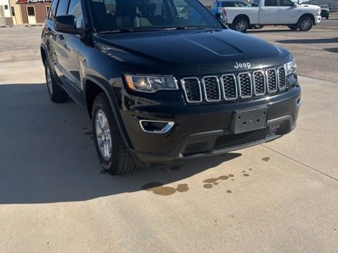 Used 2019 Jeep Grand Cherokee Laredo image 4