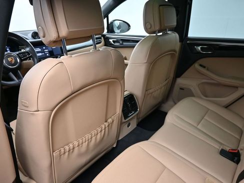 Certified 2025 Porsche Macan AWD/4WD image 8