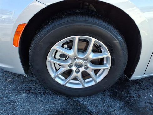 Used 2024 Chrysler Pacifica Touring-L image 11