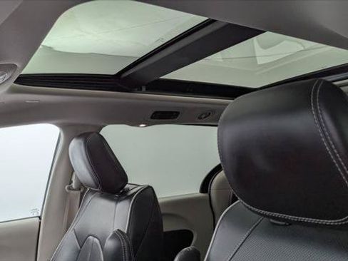 Used 2023 Chrysler Pacifica Limited FWD image 29