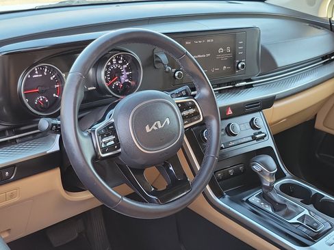 Used 2024 Kia Carnival LX FWD image 7