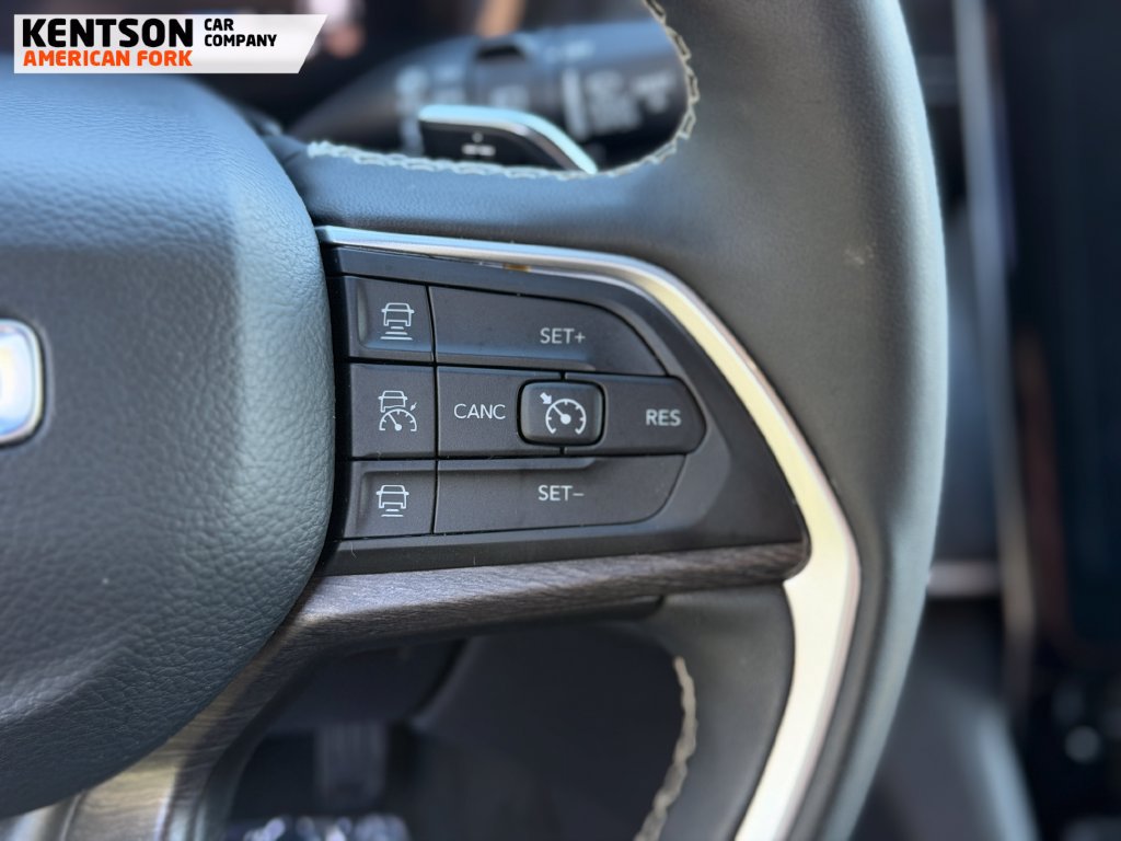 Used 2025 Jeep Grand Cherokee Limited w/ Black Appearance Package AWD/4WD image 15