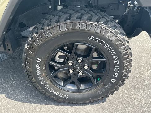 Used 2025 Jeep Gladiator Sport AWD/4WD image 12