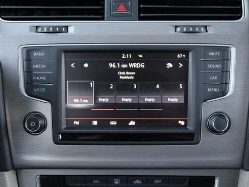 Used 2016 Volkswagen Golf S image 34