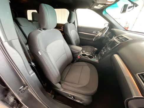 Used 2018 Ford Explorer XLT AWD/4WD image 25