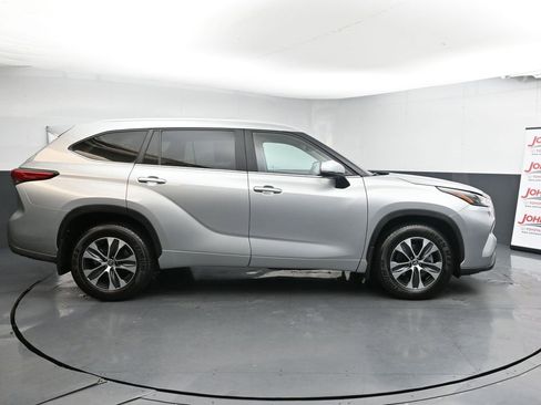 Used 2023 Toyota Highlander XLE image 9