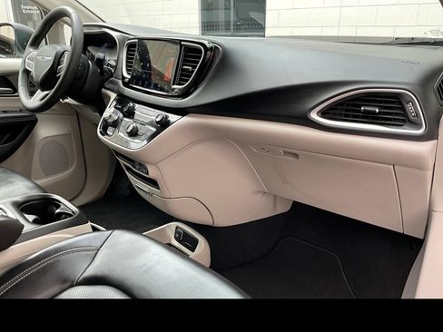 Used 2023 Chrysler Pacifica Touring-L FWD image 9