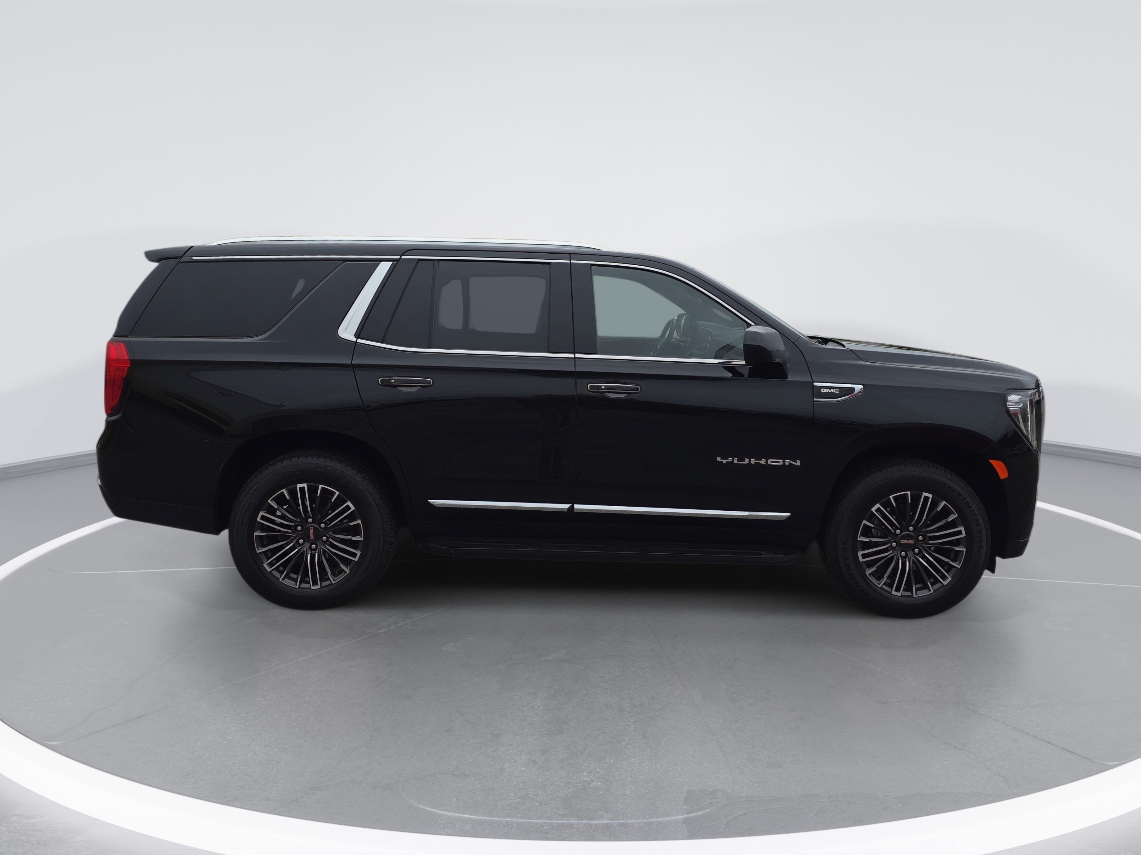 Used 2024 GMC Yukon SLT AWD/4WD image 2