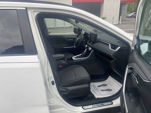 Used 2022 Toyota RAV4 XLE AWD/4WD image 5