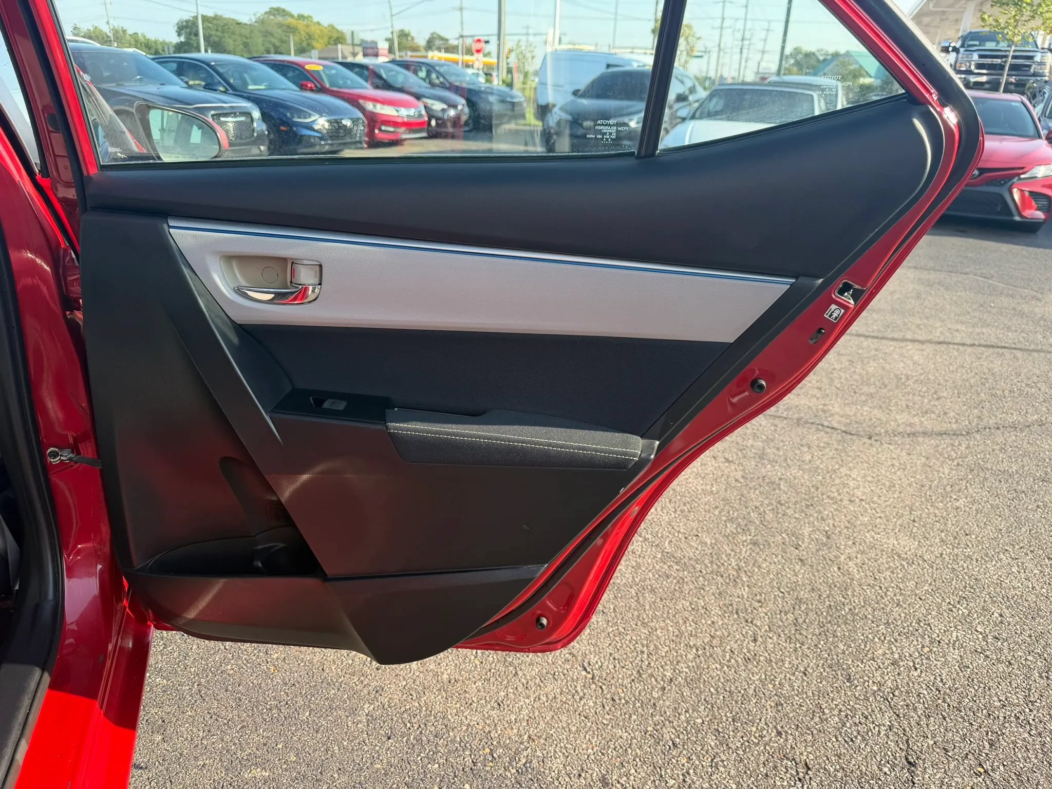 Used 2015 Toyota Corolla LE FWD image 28