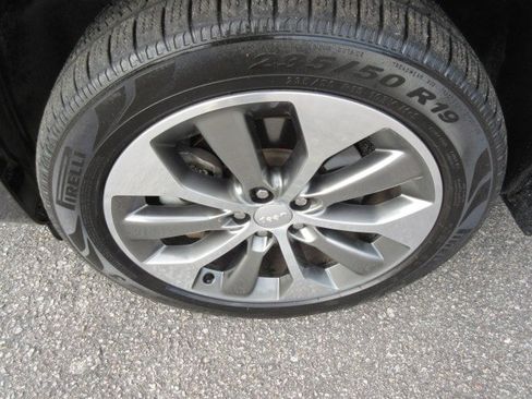 Used 2019 Jeep Cherokee Overland w/ Technology Group AWD/4WD image 9