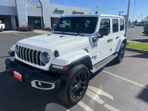 Used 2025 Jeep Wrangler Unlimited Sahara AWD/4WD image 4