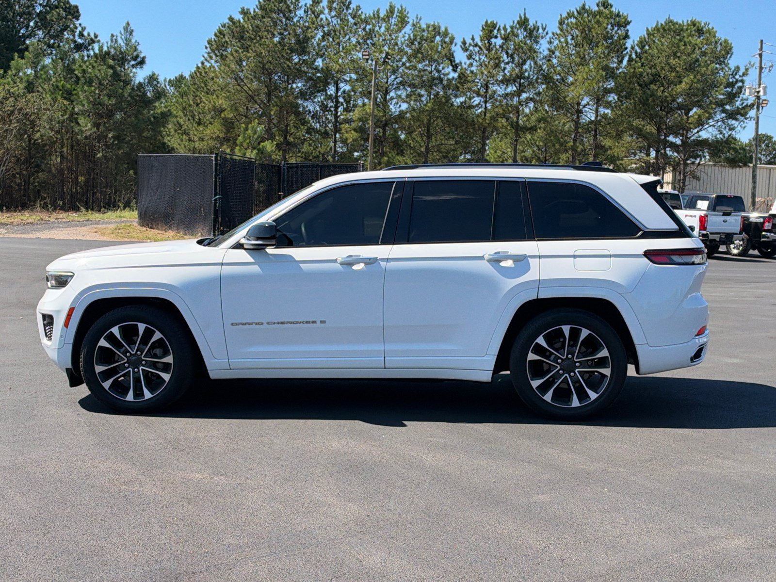 Used 2023 Jeep Grand Cherokee Overland AWD/4WD image 8