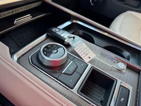 Used 2024 Ford Expedition Limited image 29