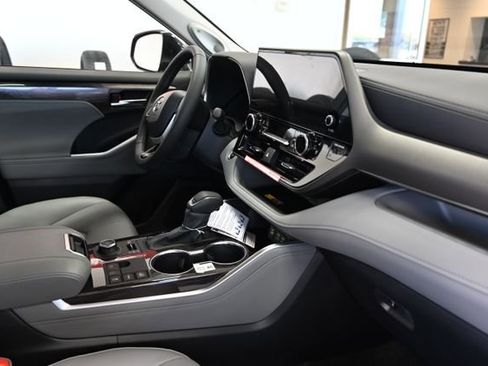 New 2026 Toyota Highlander Limited AWD/4WD image 16