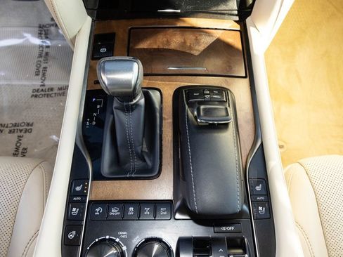 Used 2020 Lexus LX 570 4WD w/ Luxury Package image 39