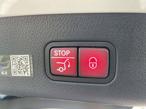 Used 2023 Mercedes-Benz GLC 300 4MATIC image 11