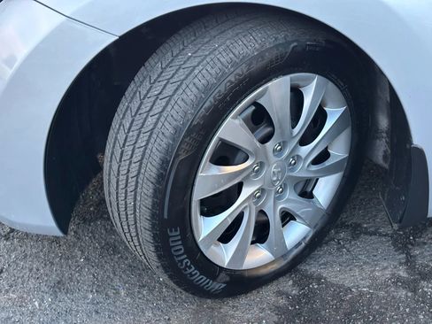 Used 2012 Hyundai Elantra GLS FWD image 10
