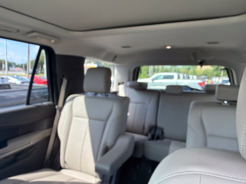 Used 2020 Ford Expedition XLT w/ Equipment Group 202A AWD/4WD image 17