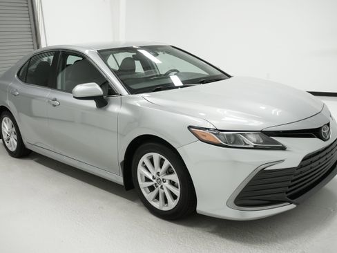 Used 2023 Toyota Camry LE FWD image 3