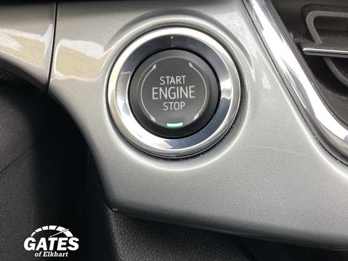 Used 2025 Chevrolet Trax LT w/ LT Convenience Package FWD image 21