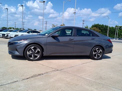 Used 2023 Hyundai Elantra SEL w/ Convenience Package FWD image 3