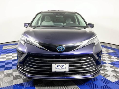 Used 2024 Toyota Sienna LE FWD image 2
