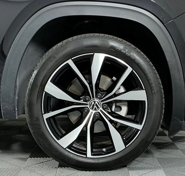 Used 2024 Volkswagen Atlas SEL Premium R-Line AWD/4WD image 8