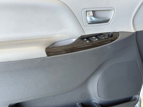 Used 2015 Toyota Sienna XLE w/ XLE Navigation Package image 17